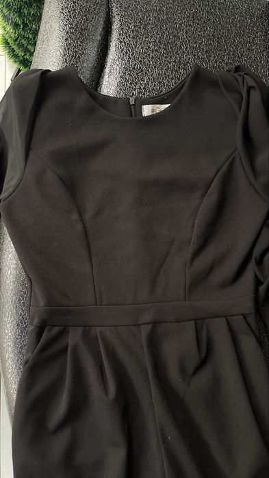 Прекрасен стилен гащеризон с красив ръкав от тюл