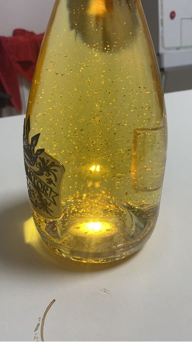 Vând sticlă de șampanie