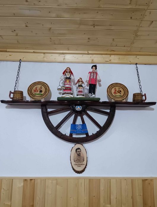 Рафт етажерки с лампи или само рафт с колело от каруца