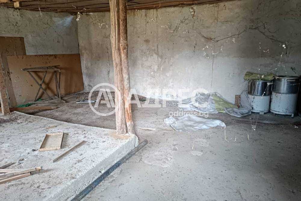 Къща в централната част на с. Топчии