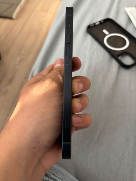Продавам iPhone 12