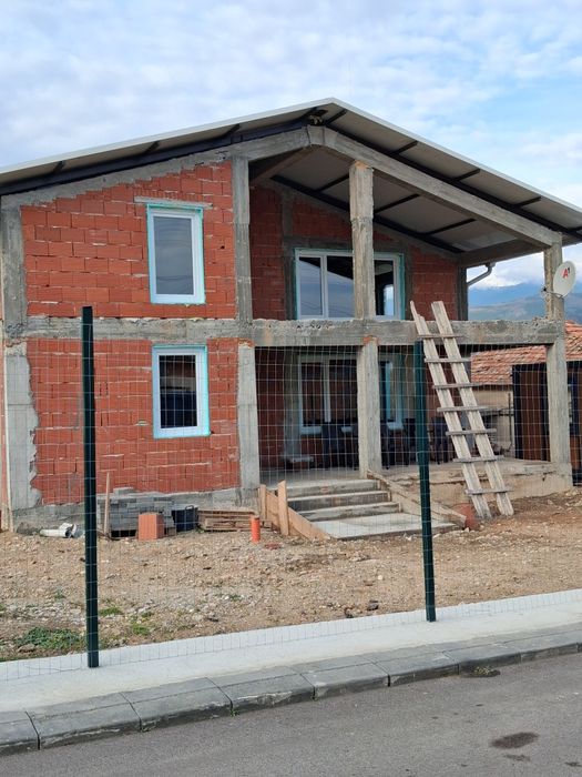 Продава къща на 140 км. От София и на 140 км от Гръцкото море