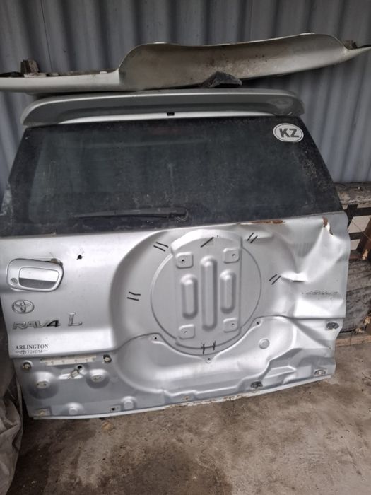 Задняя дверь RAV4