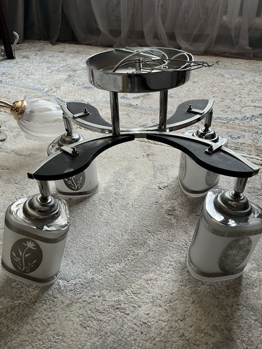 Люстры продам.