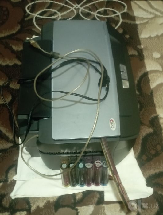Цветной  принтер  Epson R270 б/у не печатает