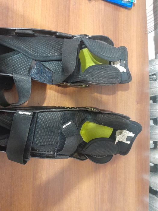 Продам хоккейные наколенники.