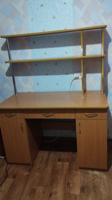 Парта, стол с полками