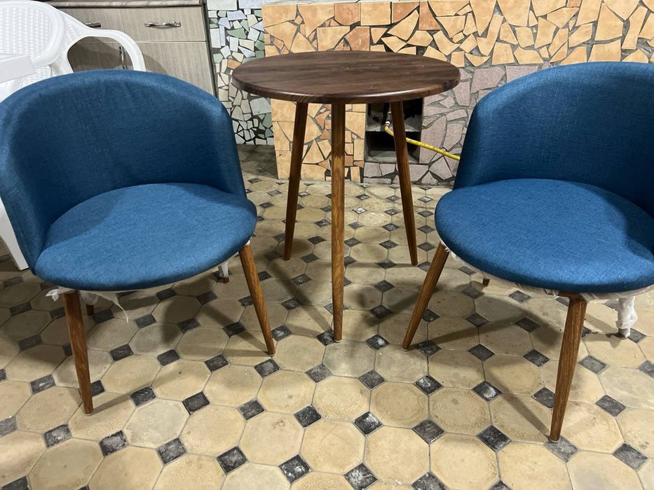 Комплект журнальный столик и два кресла