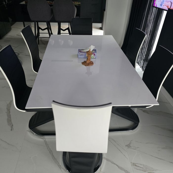 Vând masa dinning extensibila maxim 12 persoane si 6 scaune  alb negru