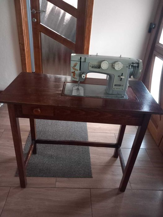 Mașină de cusut Chaika originală cu masă din lemn