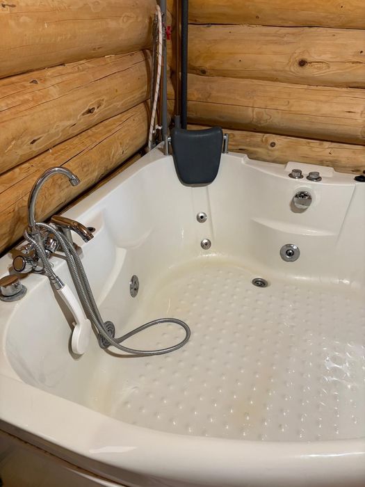 Cada de baie cu jacuzzi