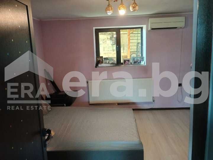 Едноетажна къща с басейн в кв."Рилци" гр. Добрич