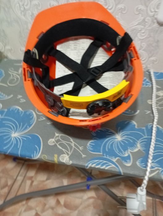 Новая.       каска