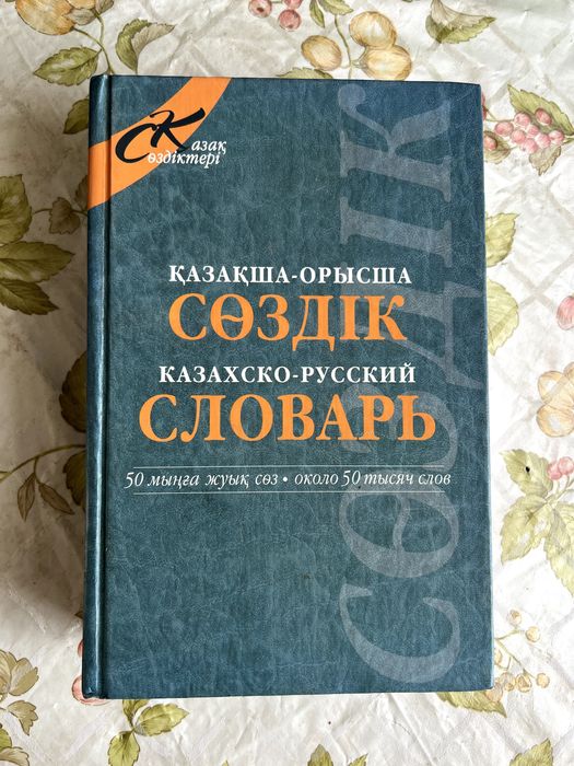 Түнгі клуб дәретханасындағы лесбиянкалар