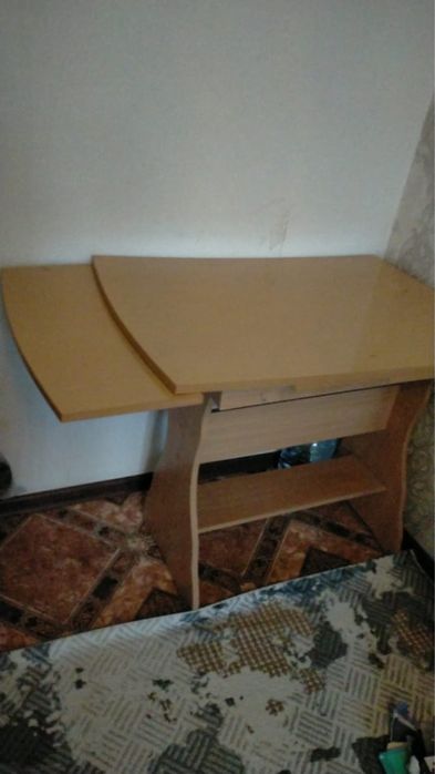 Продам столы кровать и моннкены