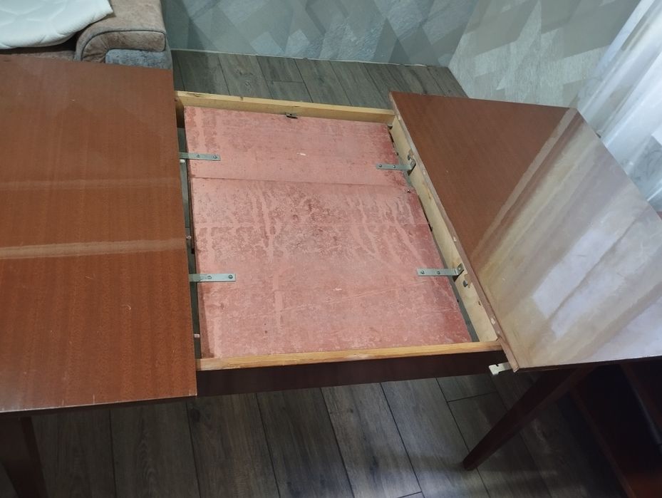 Стол для гостиной