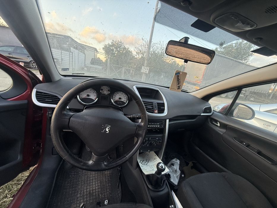 Peugeot 207 1.4 бензин само на части