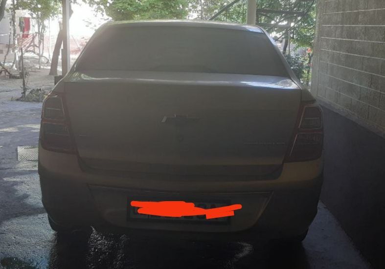 Moshina yaxshi xaydalgan shanpan rangli benzinda yuradi