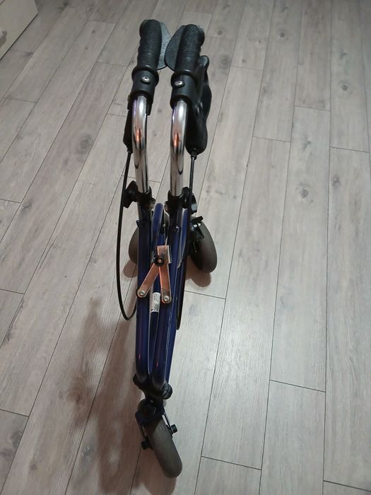 Cadru cu trei roti pentru persoane cu probleme