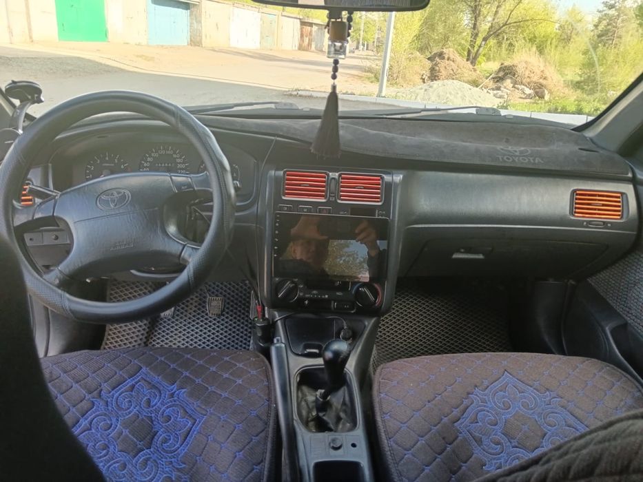 Автомобиль Toyota Carina E