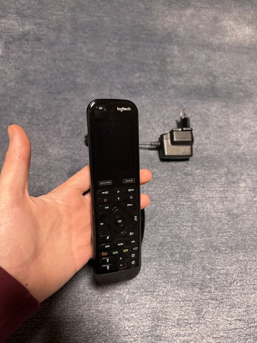 Telecomanda inteligenta universala Logitech Harmony Elite si hub
