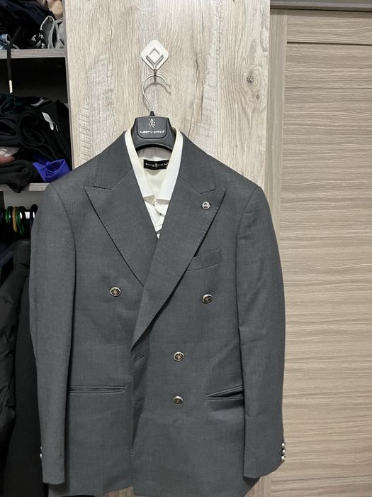 Продается классический костюм