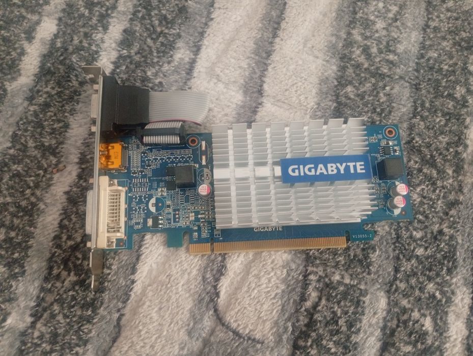 Placa video gigabite 1gb