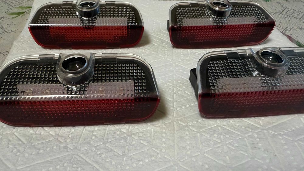 Set lumini portiera Volkswagen Golf 6 cu logo VW pe asfalt