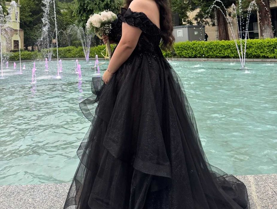 Бална рокля черва