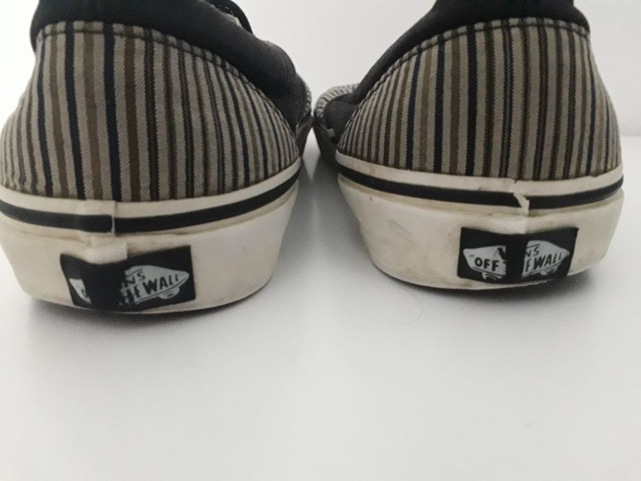 Vand doua perechi de adidasi