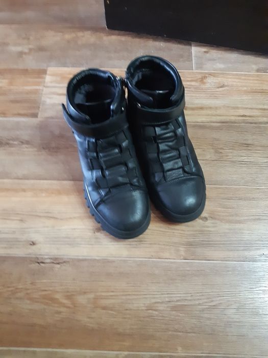 Продам демисизонные ботинки для мальчиков