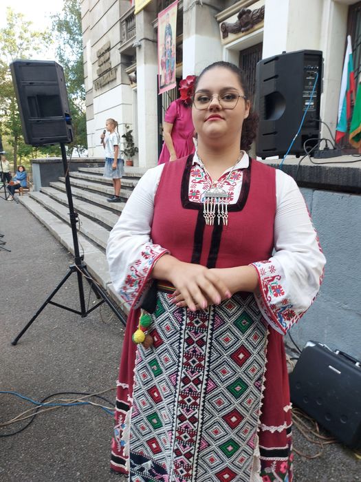 Гайдар и певица.