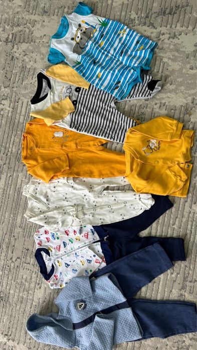 Пакет детских вещей для мальчишек и девочек.