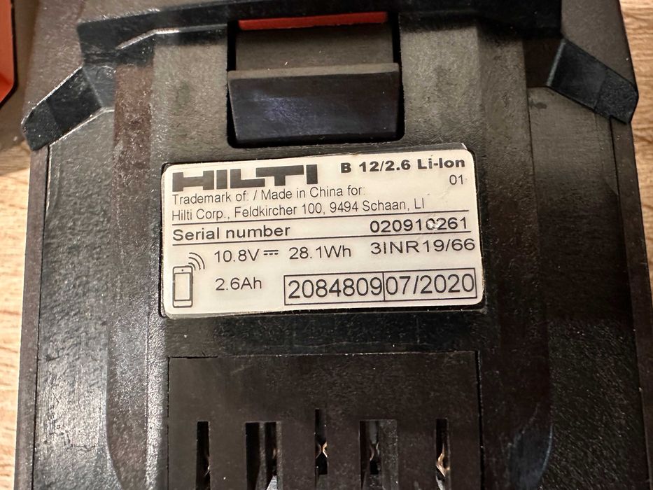 Hilti- батерии и зарядно  12V