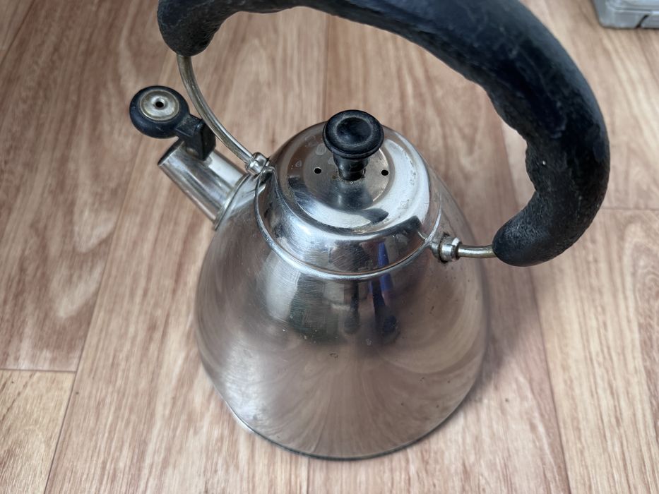 Продаётся чайник сл свистком - 3000 тенге