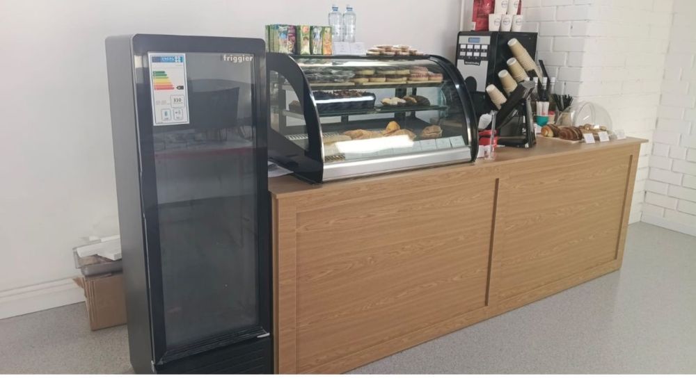 Продается витринный холодильник и витрина