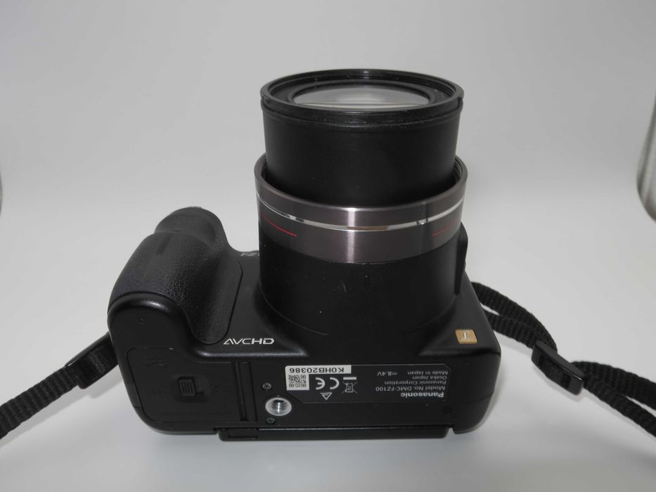 Panasonic Lumix DMC-FZ100 фотоапарат 24x Оптичен LEICA DC Vario-Elmarit, 14.1 MP MOS, Full HD 1080i, Въртящ се Екран с Чанта в Отлично Състояние