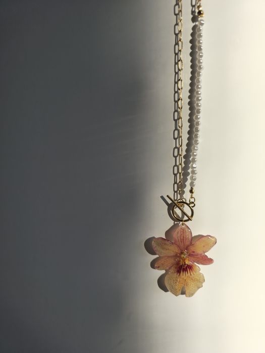 Нежно колие с естествен цвят на орхидея Камбрия.