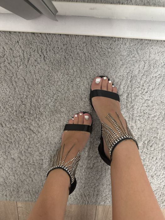 Sandale noi cu toc DeeZee