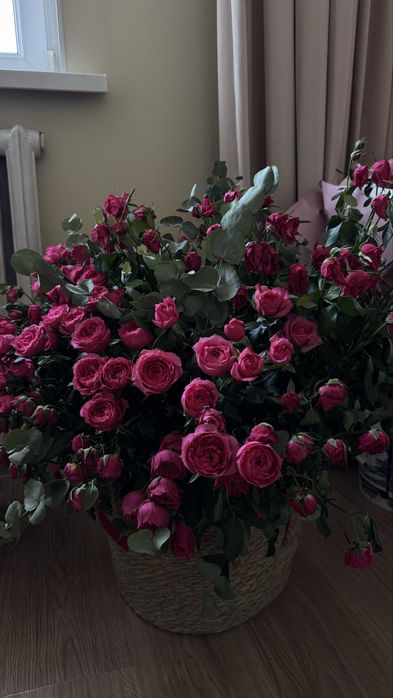 Цветы в большой корзине