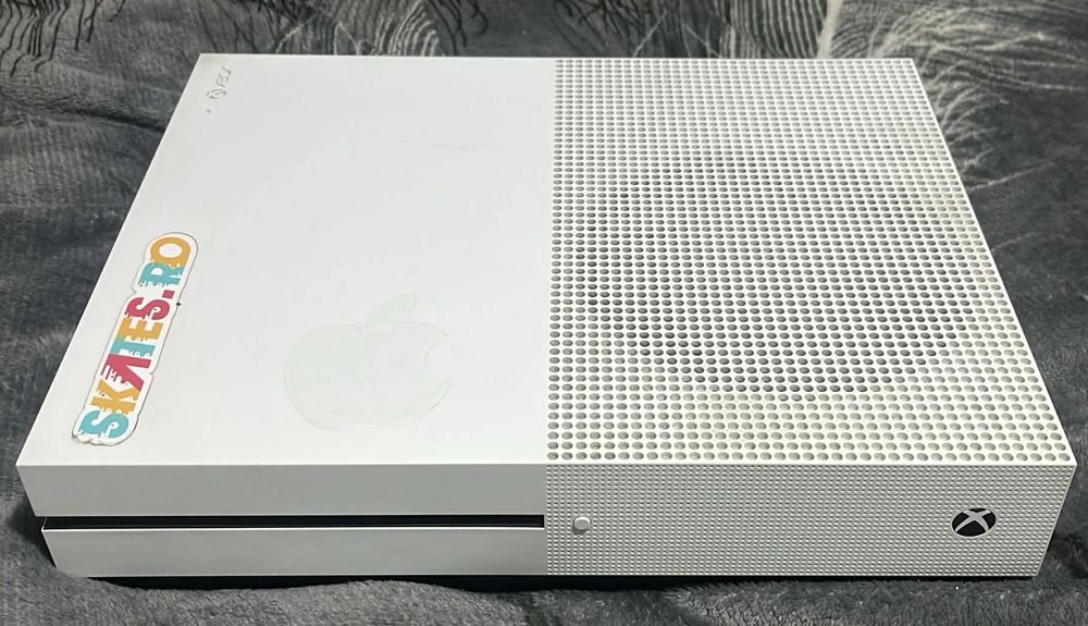 Vând xBox one s 1TB 2 jocuri forza Horizon 5 mortal kombat