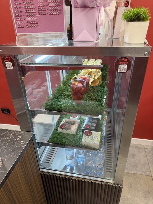 Витринный холодильник кондитерский