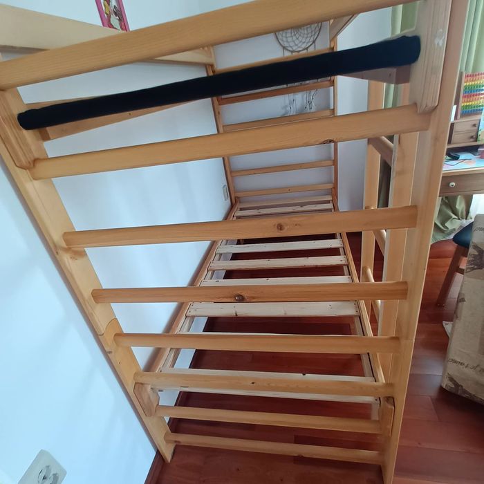 Двуетажно дървено легло