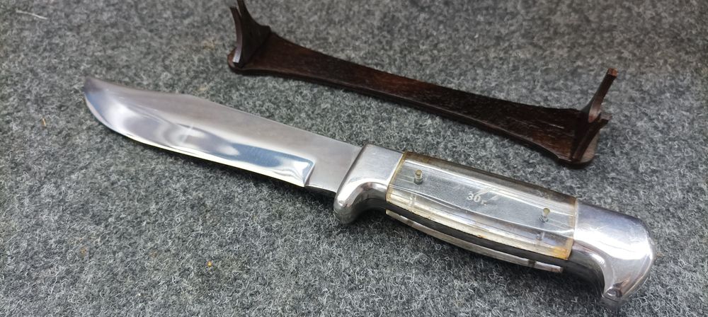 Статив (поставка) за ловни ножове, а вече и за саби/мечове