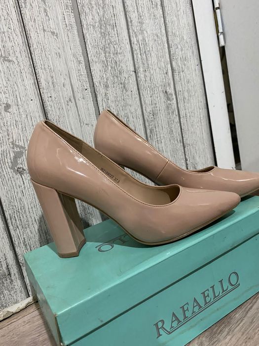 Продам туфли,бежевый и чёрный