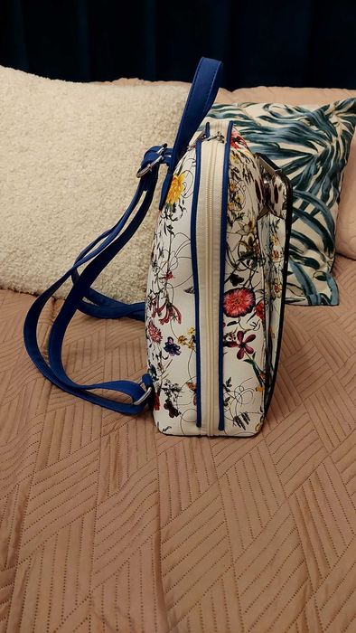 Дамска раница на цветя със сини дръжки