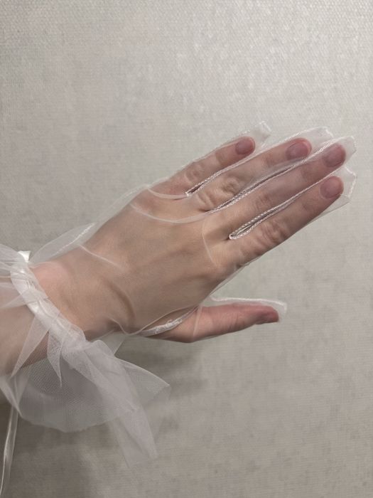 Перчатки белые с рюшами