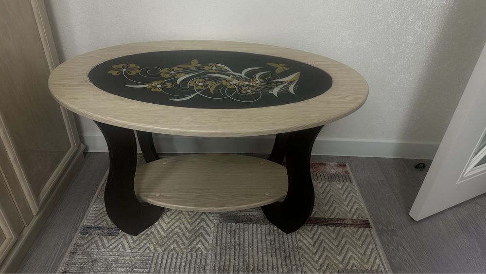 Журнальный столик красивый