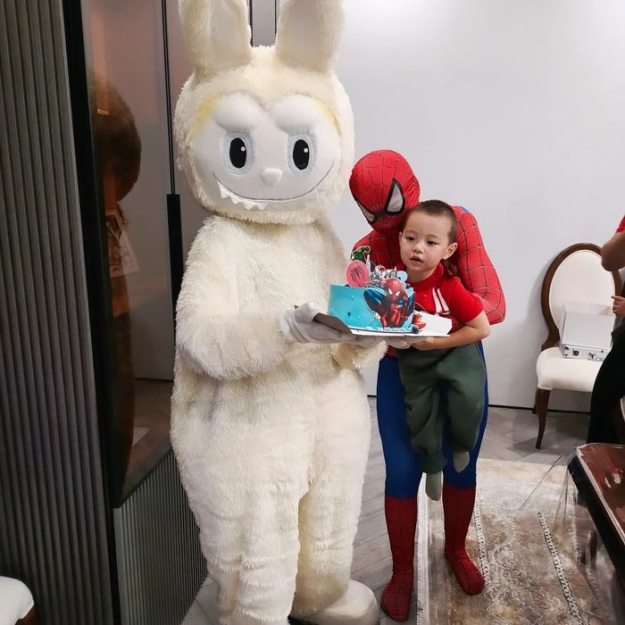 Аниматоры мишка, Лабубу, Человек паук