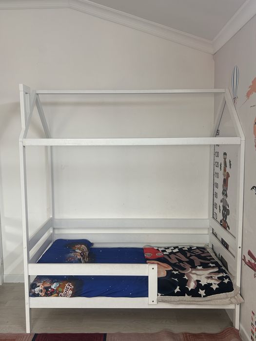 Кровать детский домик продам